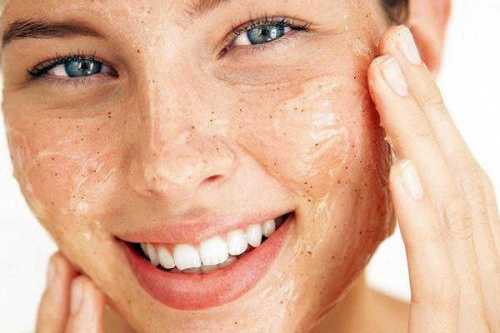 Read more about the article 5 Best Homemade DIY Face Scrubs for Glowing Skin